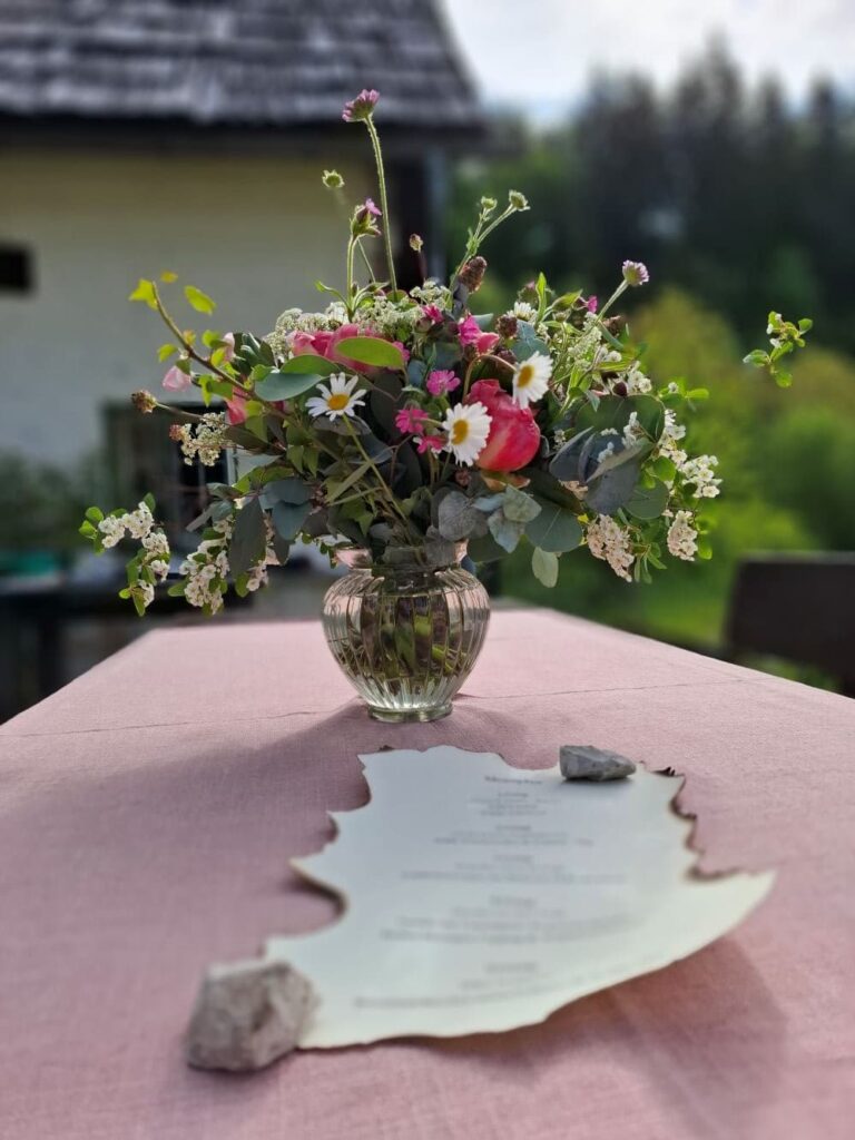 Dekorativer Blumenstrauß auf einem Tisch - vorbereitet für Kochworkshop