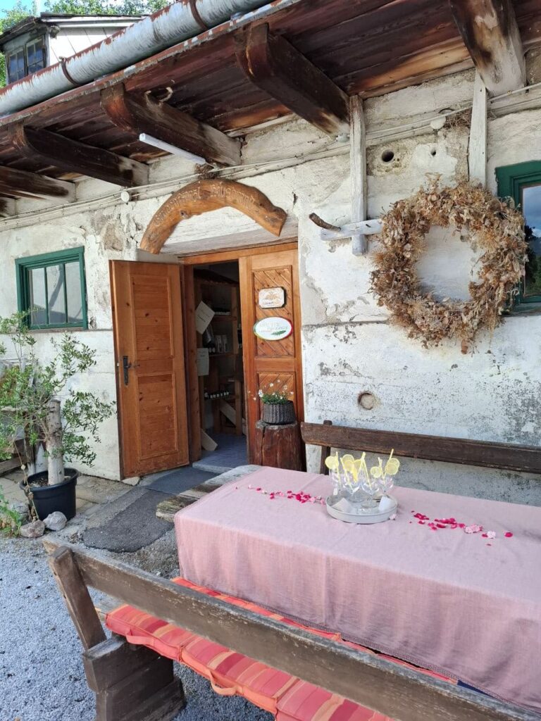 Hergerichteter Tisch für Workshop - Einladende Atmosphäre