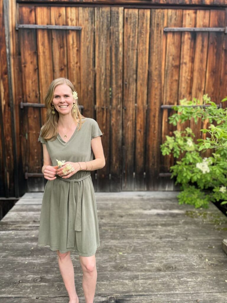 Portrait einer Frau mit Holunderblüten in der Hand