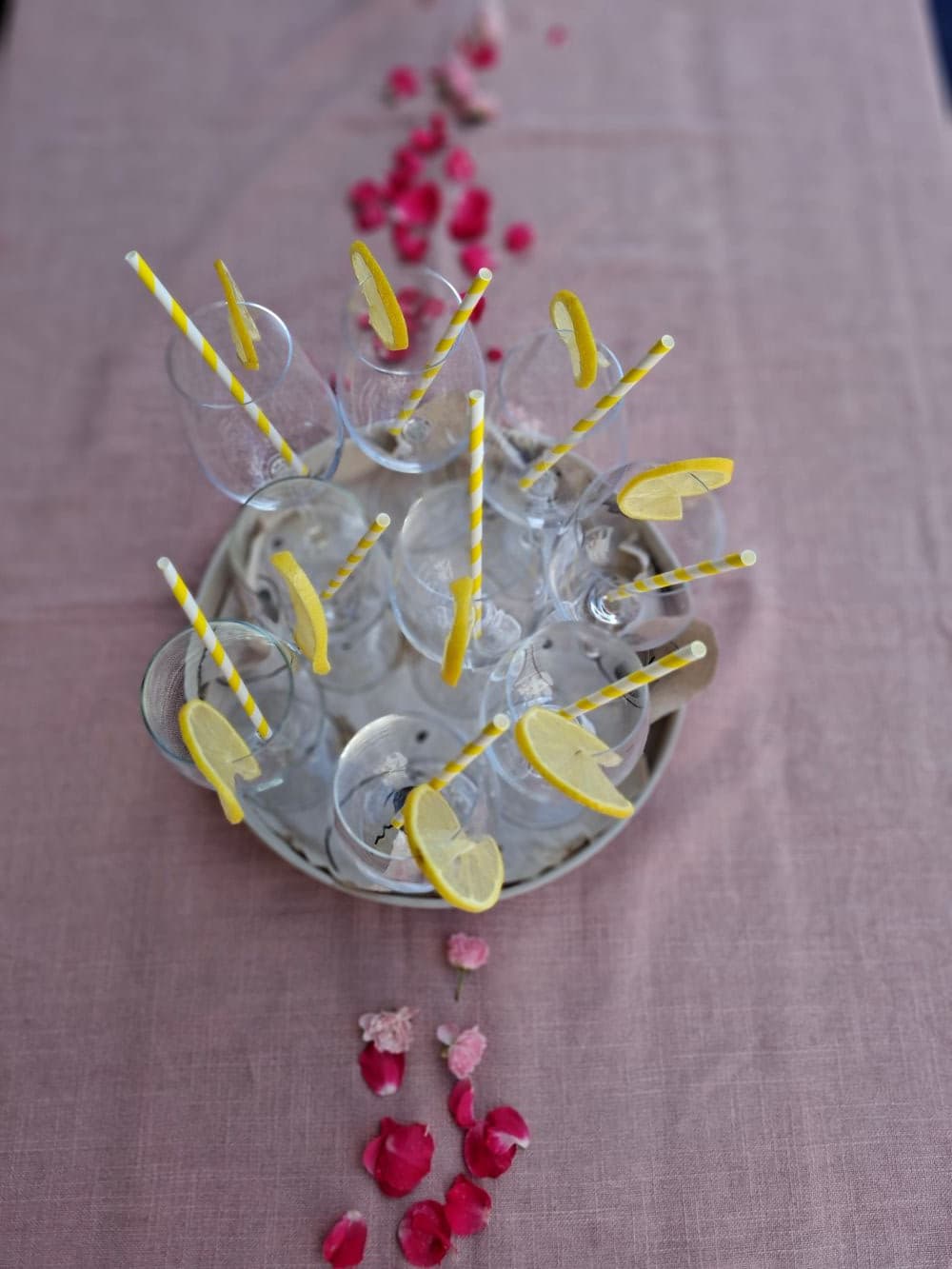 Leere Gläser auf einem Tisch - bereit für Workshop