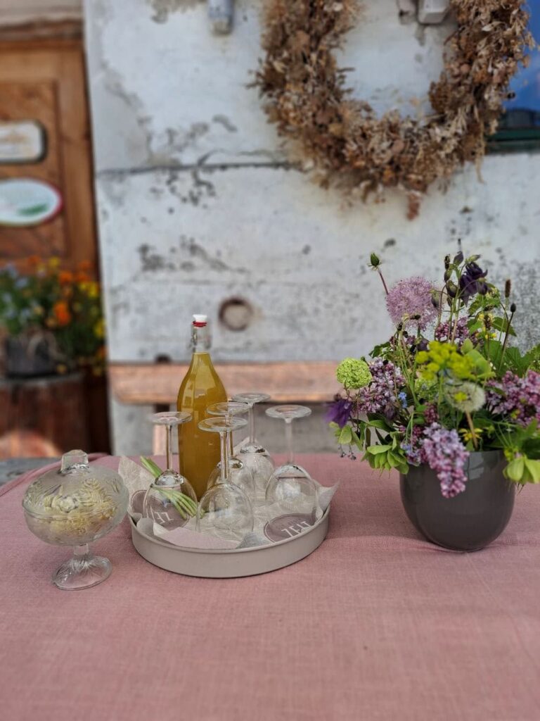 Hergerichteter Tisch für privaten Workshop - einladende Atmosphäre