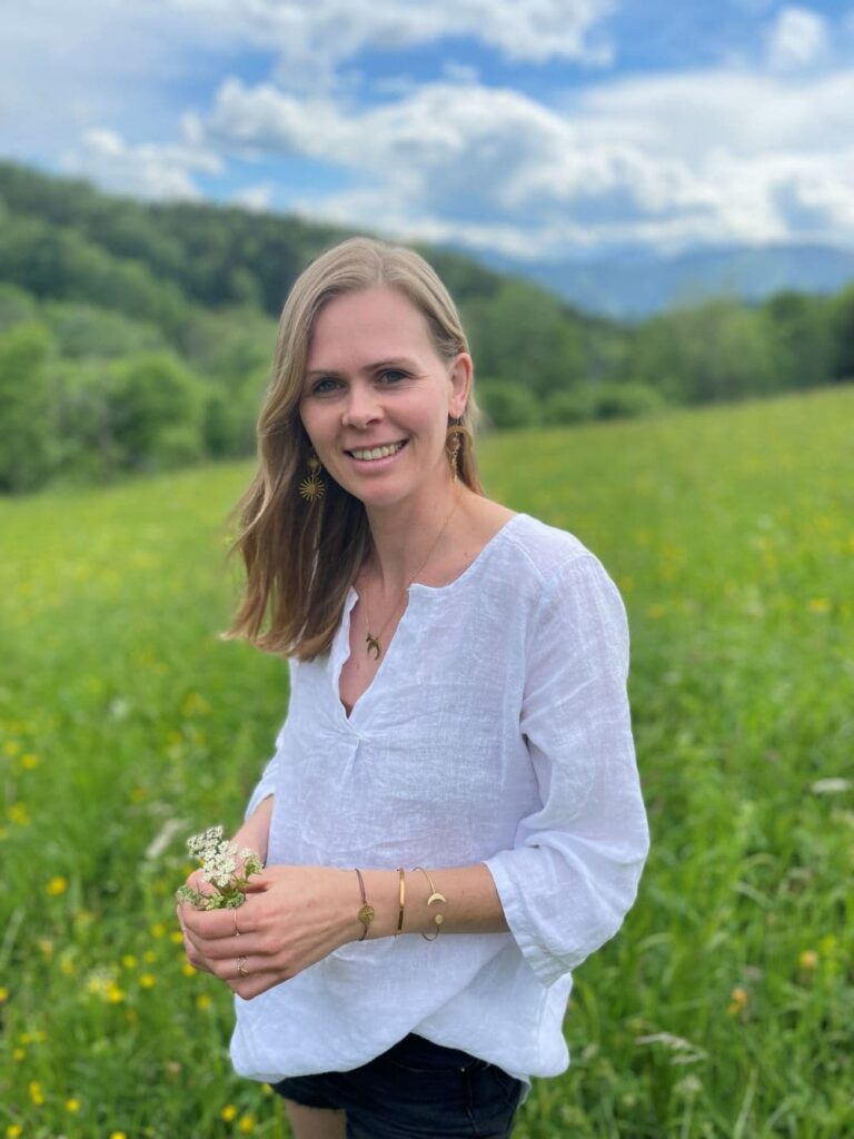 Workshop-Leiterin auf der Wiese